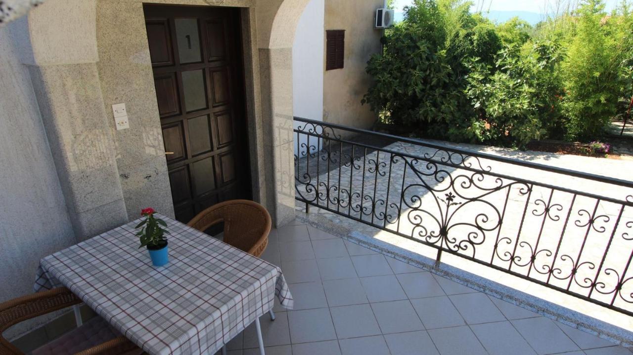 Apartments Eva Malinska Exterior photo